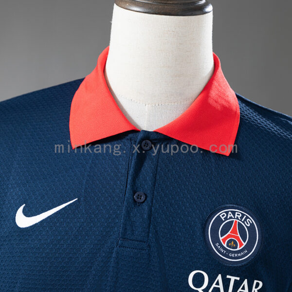 Camiseta Paris Saint-Germain 2023/24 Entrenamiento Polo - detalle escudo