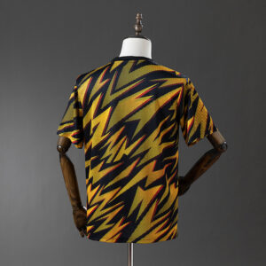 Camiseta AS Roma 2023/24 Pre-Partido - vista lateral en maniquí