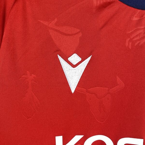 Camiseta Osasuna 2023/24 Local — detalle patrón cadena navarra
