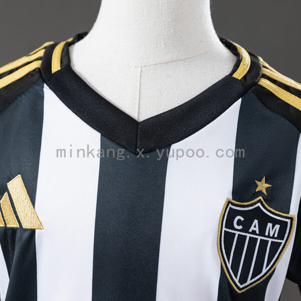 Camiseta Atlético Mineiro 2024/25 Local — vista lateral derecha