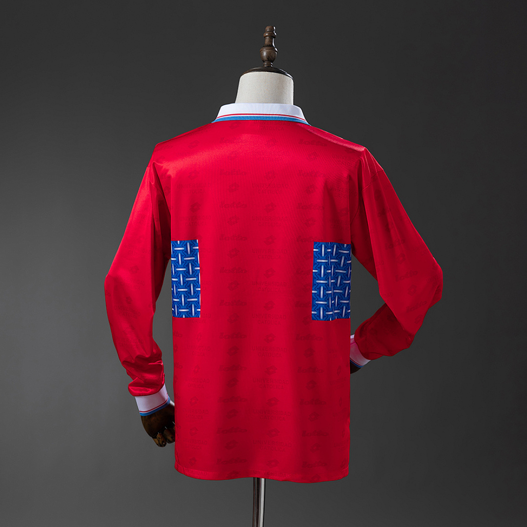 Camiseta Universidad Católica 1996 Retro Local Manga Larga - detalle escudo y logo Lotto