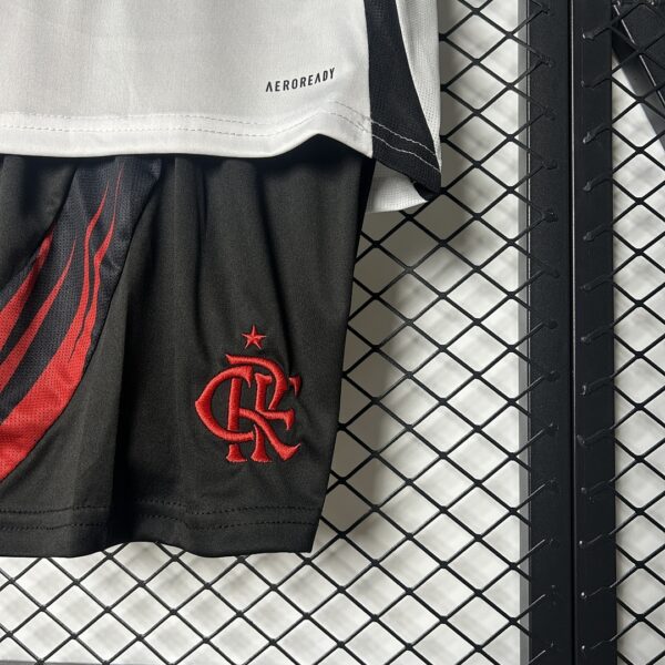 Camiseta Flamengo 2024/25 Visita — detalle logo marca