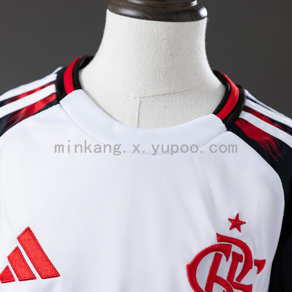 Camiseta Flamengo 2023/24 Visita — short negro con logo Adidas en rojo
