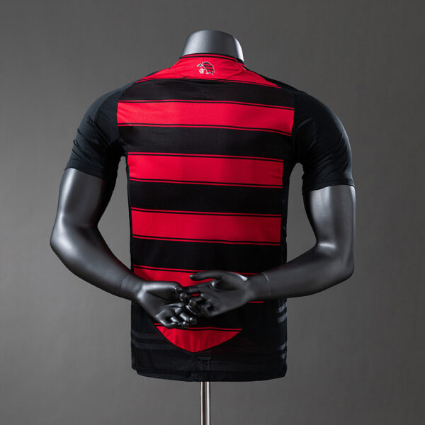 Camiseta Flamengo 2024/25 Local Version Jugador — detalle de las franjas rojinegras
