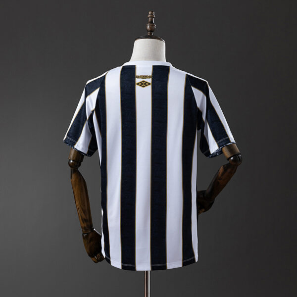 Camiseta Santos 2023 Visita — detalle franjas verticales negras