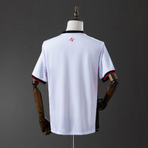 Camiseta Vitoria 2023/24 Visita — detalle del logo de autenticidad en el dobladillo inferior