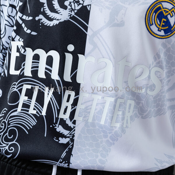 Camiseta Real Madrid 2024/25 Edición Especial — detalle patrocinador Emirates Fly Better