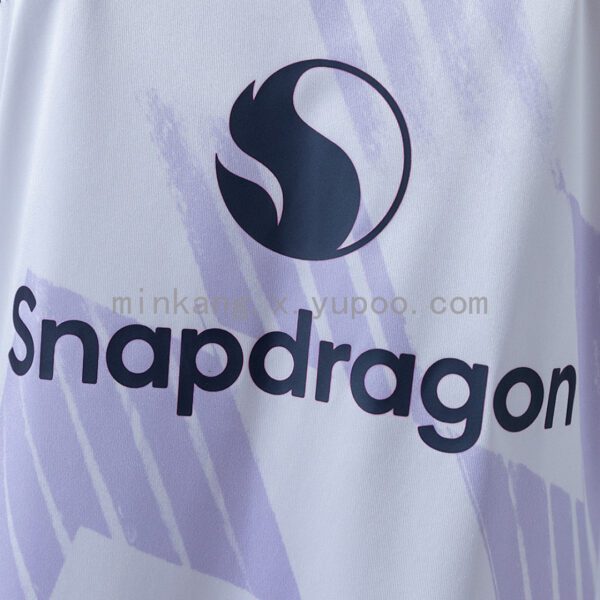 Camiseta Manchester United 2023/24 Pre-Match Mujer - detalle logotipo Adidas