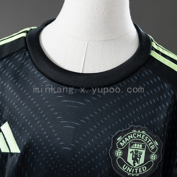Camiseta Manchester United 2023/24 Entrenamiento Niño - detalle cuello