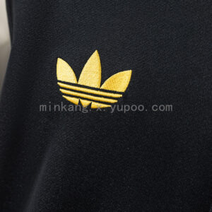 Camiseta Manchester United 2023/24 Chaqueta Adidas Originals Negra - detalle del puño