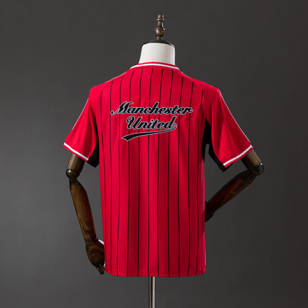 Camiseta Manchester United 2023/24 US Pack - detalle parte inferior