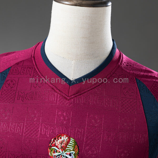 Camiseta West Ham 2010 Retro Local - detalle escudo frontal