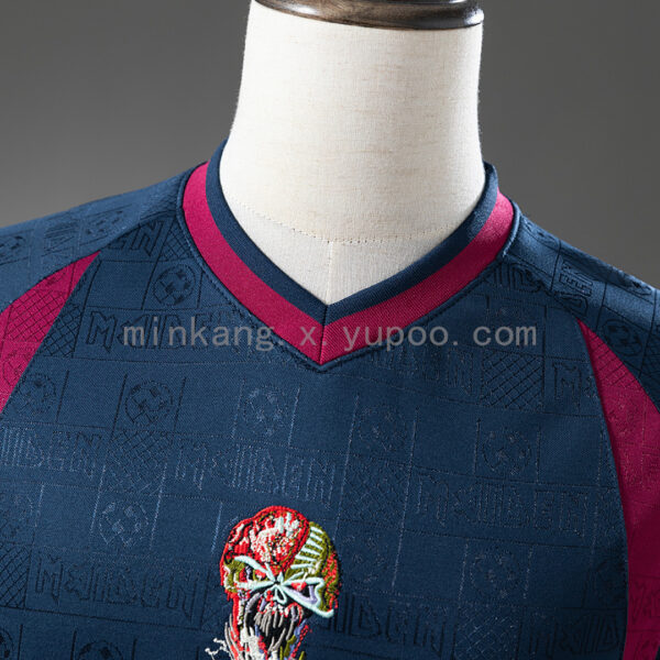 Camiseta West Ham United 2010 Retro - detalle escudo y texto