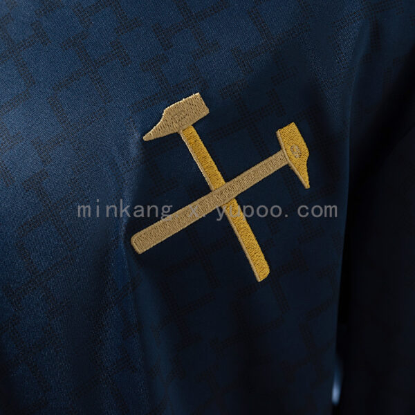 Camiseta West Ham United 2023/24 Tercera - vista lateral del kit sobre maniquí
