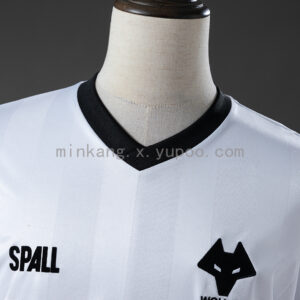 Camiseta Wolves 2023/24 Local - detalle escudo