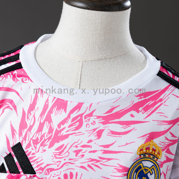 Camiseta Real Madrid Edición Especial Dragón Blanco y Rosa - detalle del elástico del pantalón corto