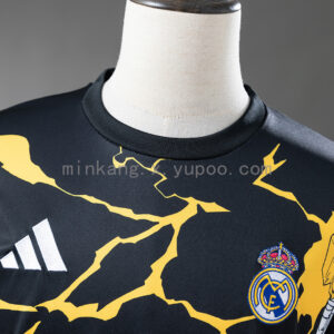 Camiseta Real Madrid 2022/23 Pre-Partido — detalle escudo y corona