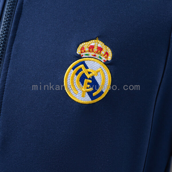 Camiseta Real Madrid 2024/25 Chaqueta Entrenamiento — detalle escudo