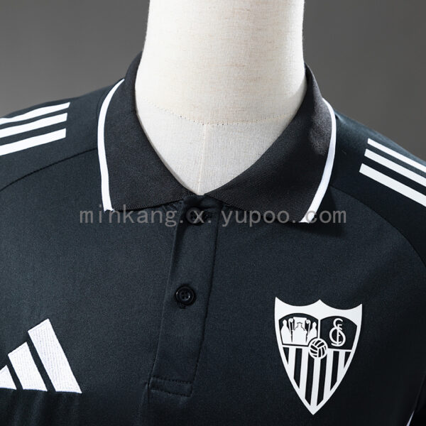 Camiseta Sevilla FC 2024/25 Polo — detalle escudo