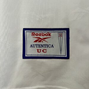 Camiseta Universidad Catolica 1998 Local Retro - detalle emblema azul