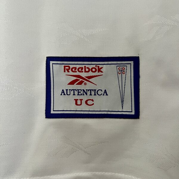 Camiseta Universidad Catolica 1998 Local Retro - detalle emblema azul