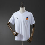 Camiseta Valencia 2023/24 Local — detalle escudo