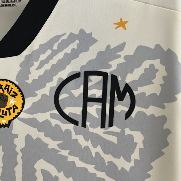 Camiseta Atlético Mineiro 2021 Edición Especial Manto da Massa 113 — detalle hombro izquierdo