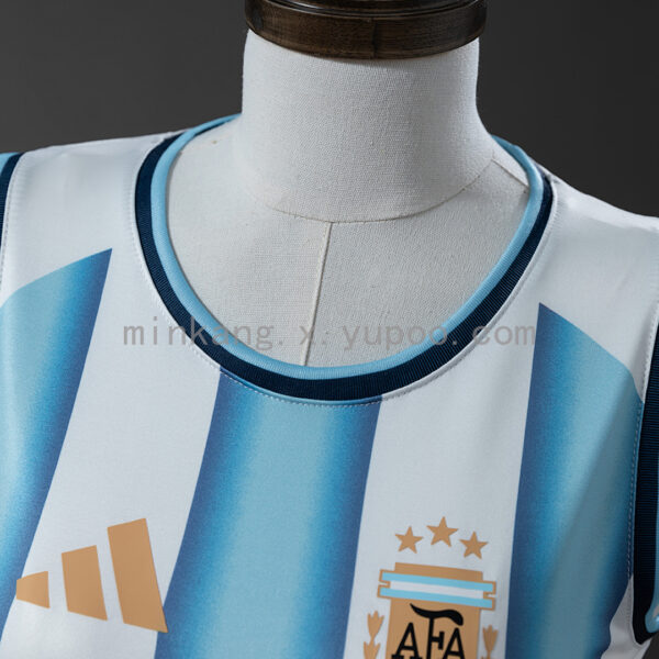 Camiseta Argentina 2026 Local Mujer - detalle escudo