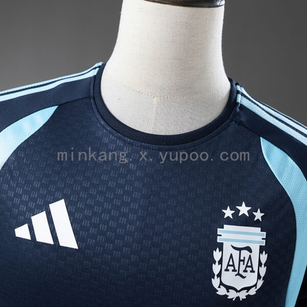 Camiseta Argentina 2026 Entrenamiento - detalle escudo