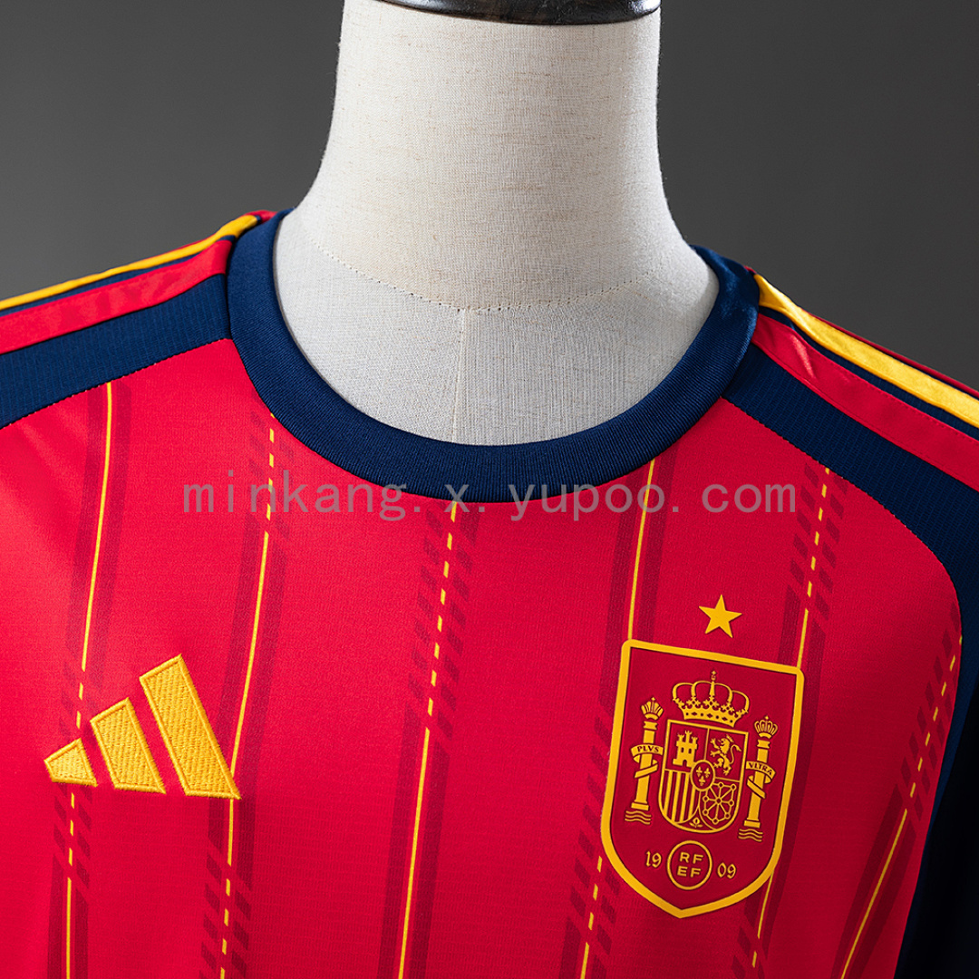 Camiseta España 2026 Local Stadium - detalle escudo