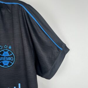 Camiseta Grêmio 2023/24 Tercera — detalle inscripción 'Gremio' en tejido