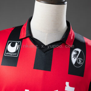 Camiseta SC Freiburg 1997/98 Retro Local - detalle escudo