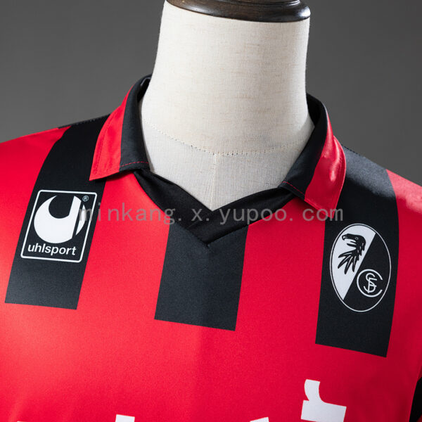 Camiseta SC Freiburg 1997/98 Retro Local - detalle escudo