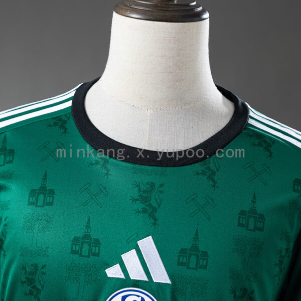 Camiseta FC Schalke 04 2021/22 Especial Manga Larga - detalle escudo del club y parche de Gelsenkirchen