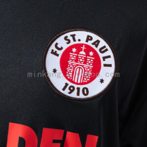 Camiseta FC St. Pauli Retro Kiezhelden Negra - puesta en maniquí