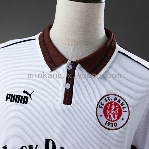 Camiseta FC St. Pauli 1991 Retro Visitante Manga Larga - detalle escudo del club