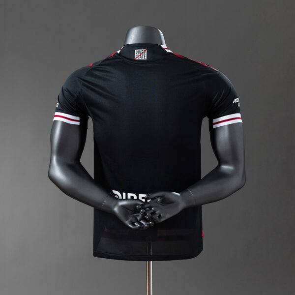 Camiseta River Plate 2024/25 Tercera - detalle cuello y patrocinador Betano