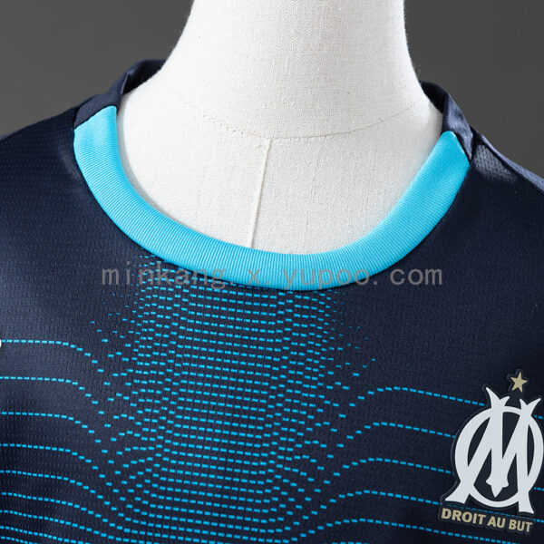 Camiseta Olympique de Marseille 2024/25 Visita - detalle de las franjas celestes