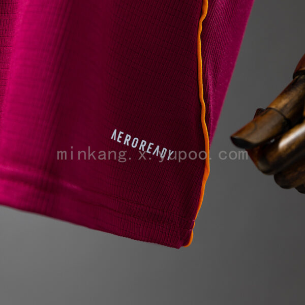Camiseta AS Roma 2024/25 Local - detalle escudo en short