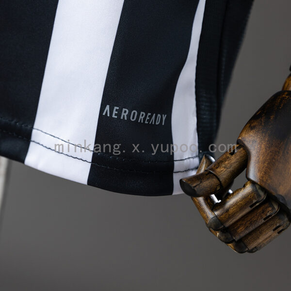 Camiseta Atlético Mineiro 2024/25 Local — detalle shorts