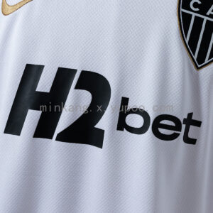 Camiseta Atlético Mineiro 2023/24 Visita — detalle borde manga