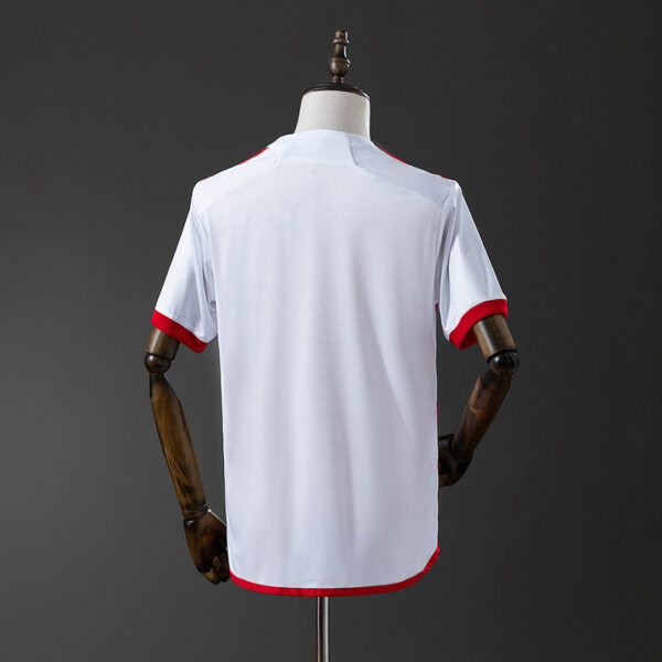 Camiseta Flamengo 2023/24 Visita — vista lateral