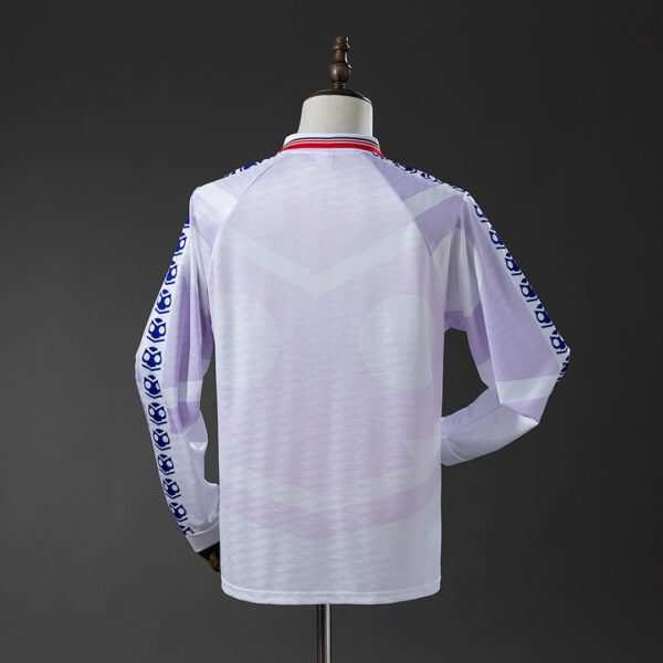 Camiseta Universidad de Chile 1996 Retro Local - detalle escudo y manga