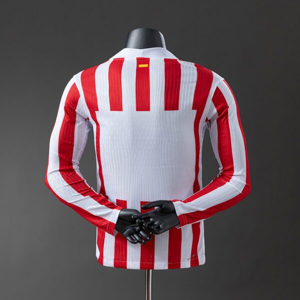 Camiseta Atletico Madrid 2024/25 Local Manga Larga — detalle escudo