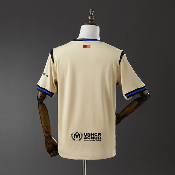 Camiseta Barcelona 2024/25 Visita Edición Especial Mamba — detalle escudo