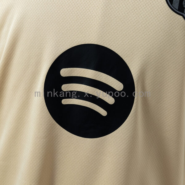 Camiseta FC Barcelona 2023/24 Local Manga Larga — detalle escudo