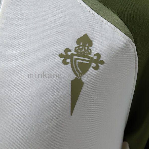 Camiseta Celta de Vigo 2023/24 Entrenamiento — detalle escudo