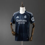 Camiseta Real Madrid 2024/25 Visita — detalle escudo