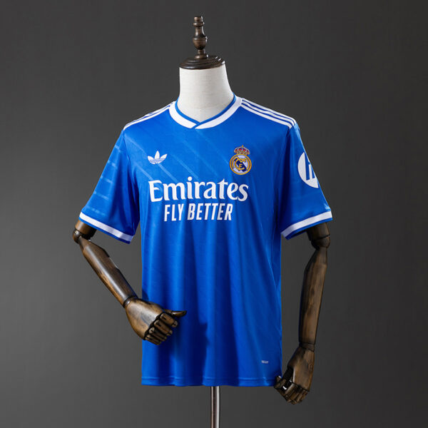 Camiseta Real Madrid 2023/24 Tercera — detalle escudo