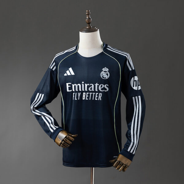 Camiseta Real Madrid 2024/25 Local Manga Larga — detalle escudo